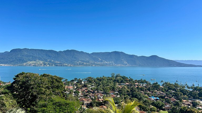 Casa ampla, piscina, churrasqueira e vista mar