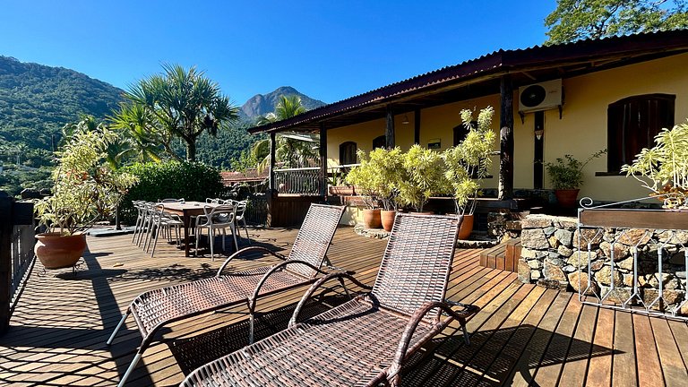 Casa ampla, piscina, churrasqueira e vista mar