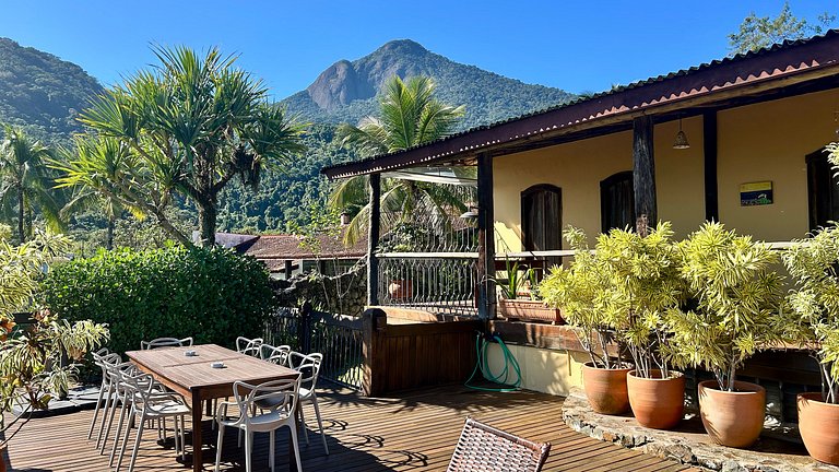 Casa ampla, piscina, churrasqueira e vista mar