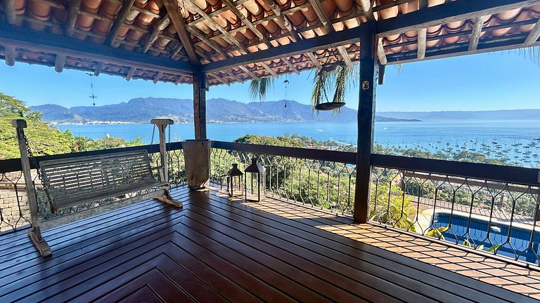 Casa ampla, piscina, churrasqueira e vista mar