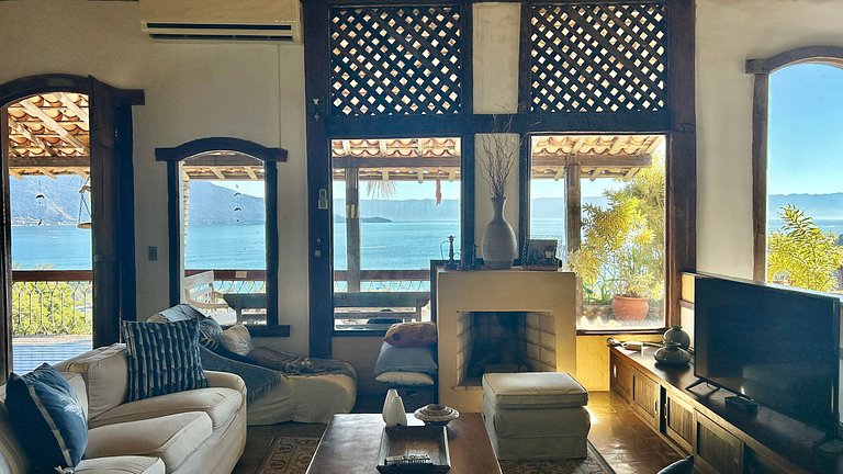 Casa ampla, piscina, churrasqueira e vista mar