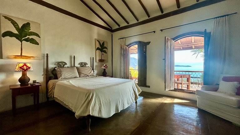 Casa ampla, piscina, churrasqueira e vista mar