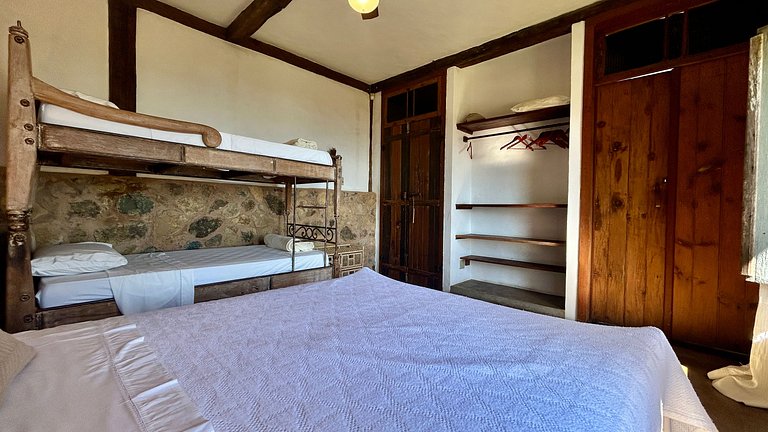 Casa ampla, piscina, churrasqueira e vista mar