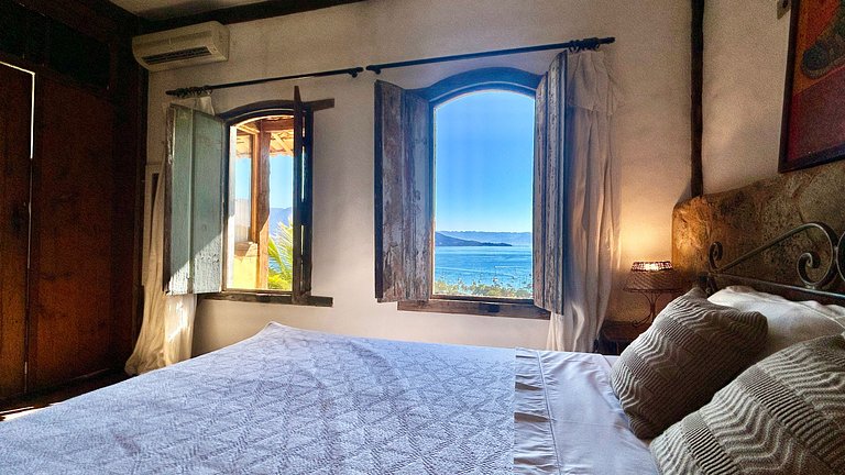 Casa ampla, piscina, churrasqueira e vista mar