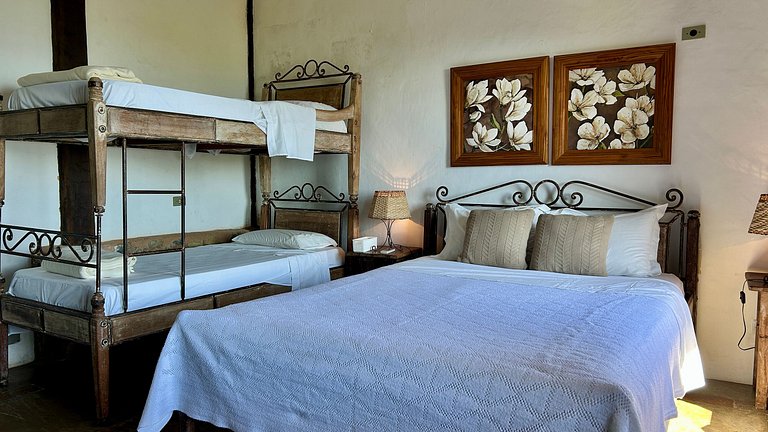 Casa ampla, piscina, churrasqueira e vista mar