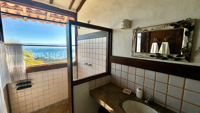 Casa ampla, piscina, churrasqueira e vista mar