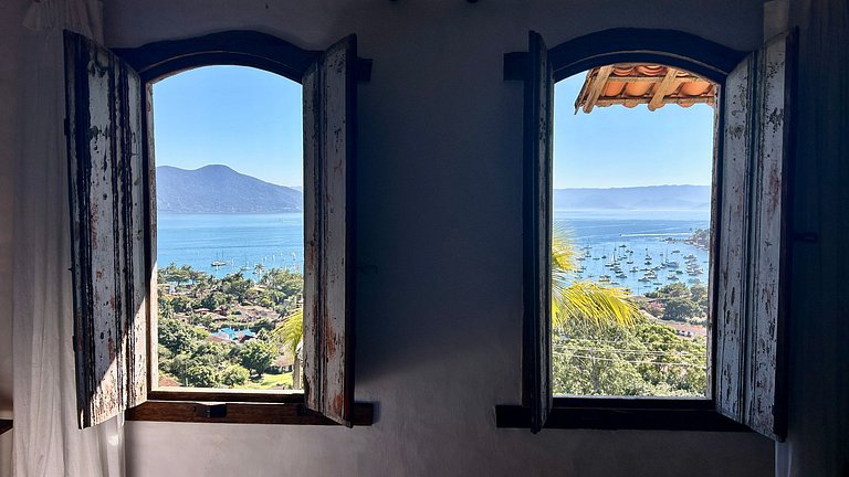Casa ampla, piscina, churrasqueira e vista mar