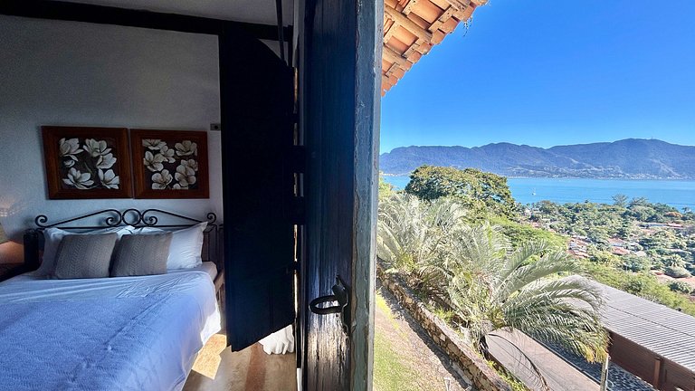 Casa ampla, piscina, churrasqueira e vista mar