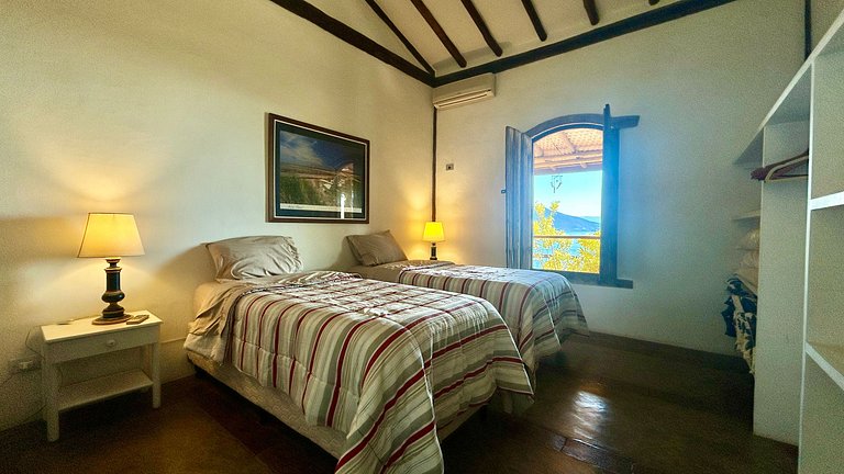 Casa ampla, piscina, churrasqueira e vista mar