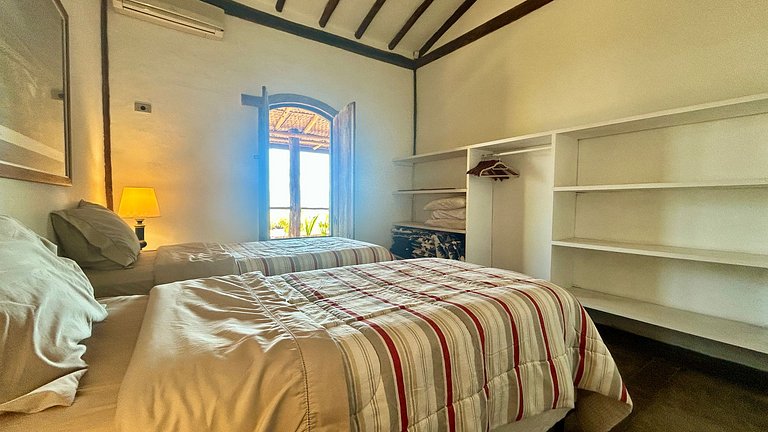 Casa ampla, piscina, churrasqueira e vista mar