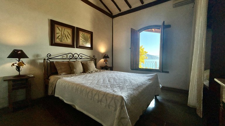 Casa ampla, piscina, churrasqueira e vista mar