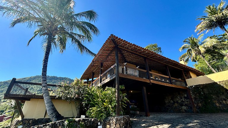 Casa ampla, piscina, churrasqueira e vista mar