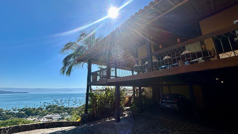 Casa ampla, piscina, churrasqueira e vista mar