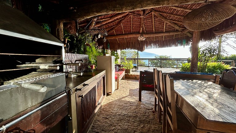 Linda casa, próxima á praia da Armação