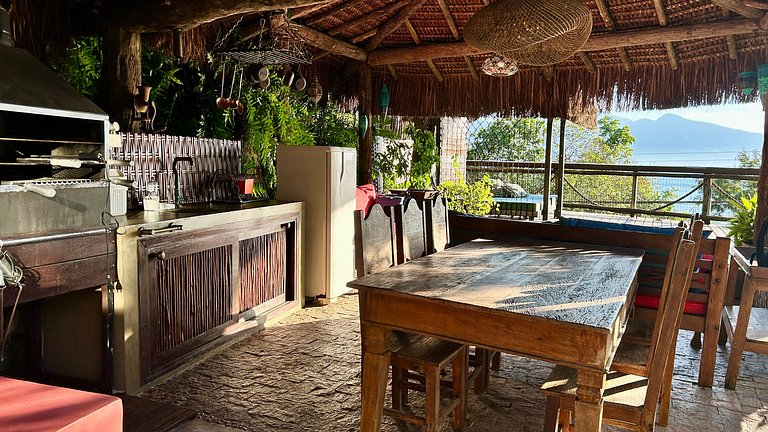 Linda casa, próxima á praia da Armação