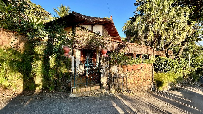 Linda casa, próxima á praia da Armação