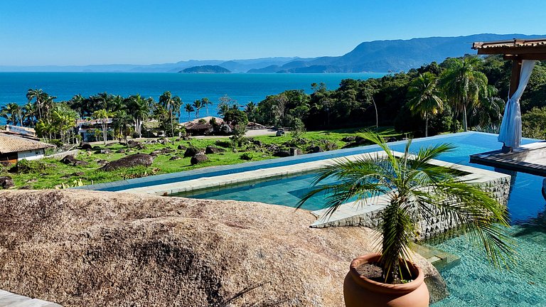 Vista mar, casa moderna e condomínio costeiro