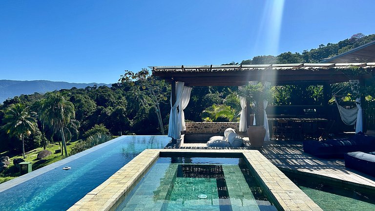 Vista mar, casa moderna e condomínio costeiro