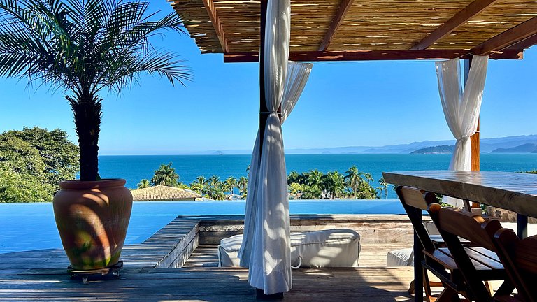 Vista mar, casa moderna e condomínio costeiro