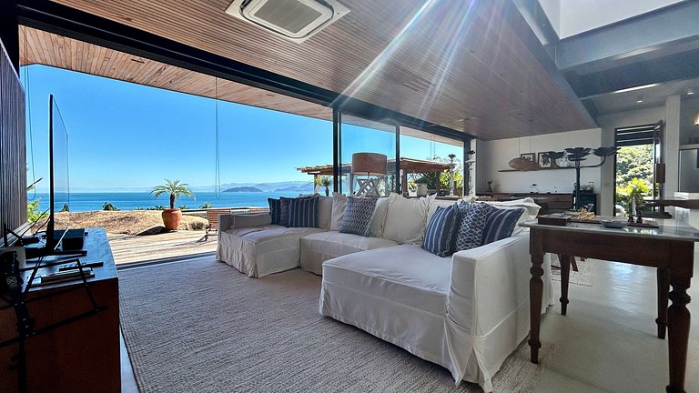 Vista mar, casa moderna e condomínio costeiro