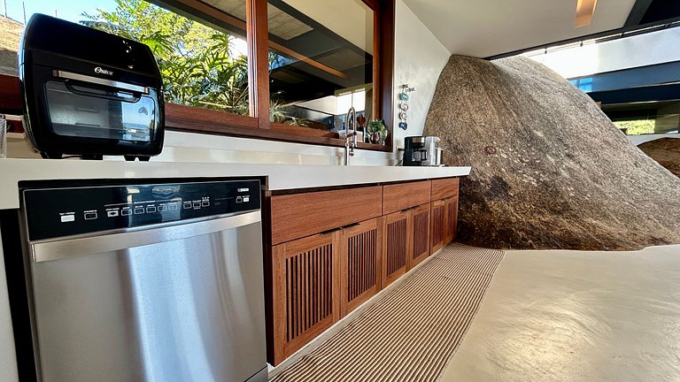 Vista mar, casa moderna e condomínio costeiro