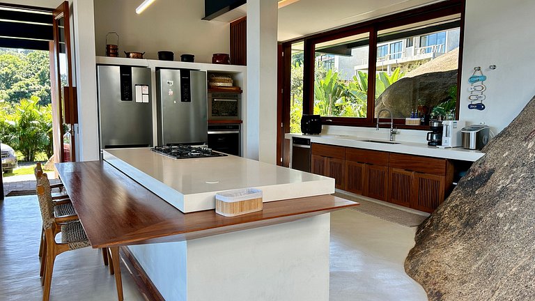 Vista mar, casa moderna e condomínio costeiro