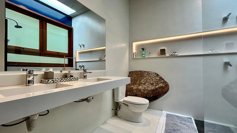 Vista mar, casa moderna e condomínio costeiro