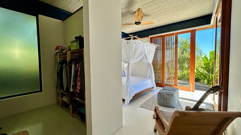 Vista mar, casa moderna e condomínio costeiro
