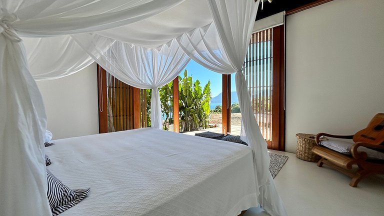 Vista mar, casa moderna e condomínio costeiro