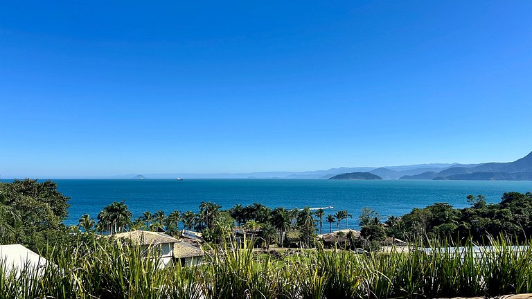 Vista mar, casa moderna e condomínio costeiro