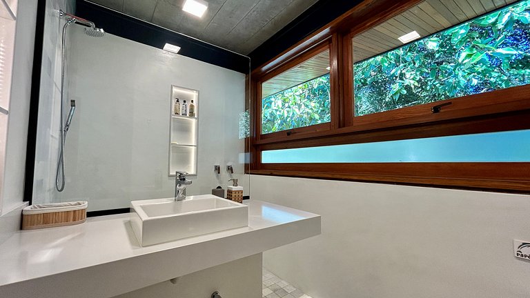 Vista mar, casa moderna e condomínio costeiro