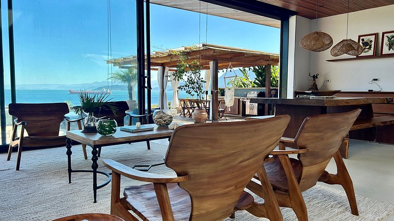 Vista mar, casa moderna e condomínio costeiro