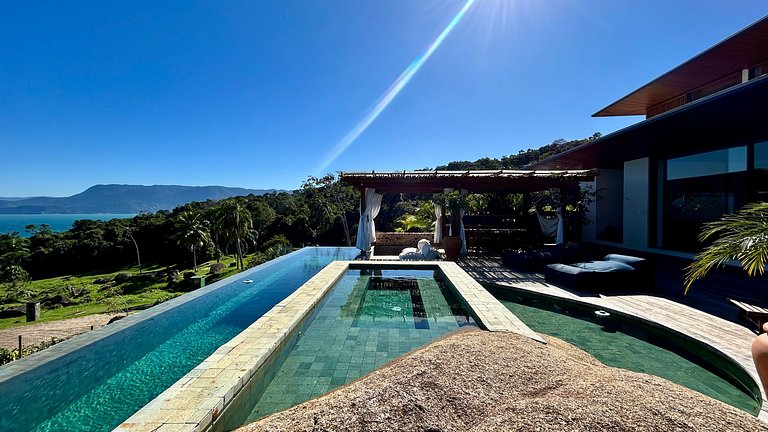 Vista mar, casa moderna e condomínio costeiro