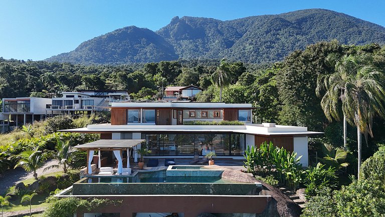 Vista mar, casa moderna e condomínio costeiro