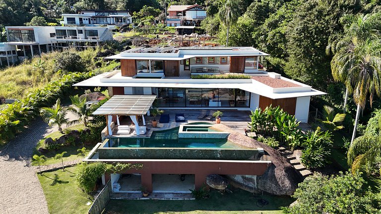 Vista mar, casa moderna e condomínio costeiro