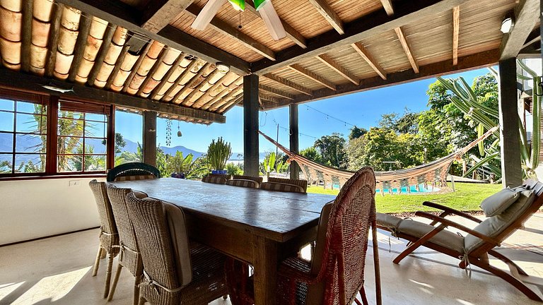 Piscina, espaço gourmet e vista