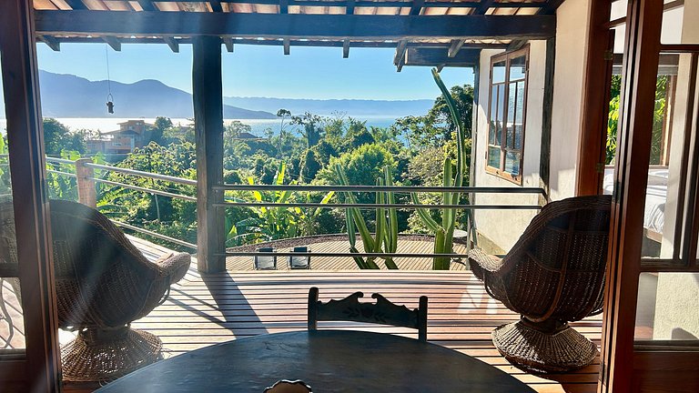 Piscina, espaço gourmet e vista