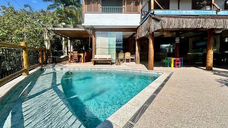 Piscina aquecida, espaço gourmet a 50m da praia