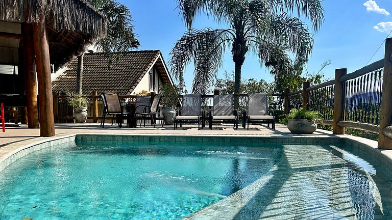 Piscina aquecida, espaço gourmet a 50m da praia