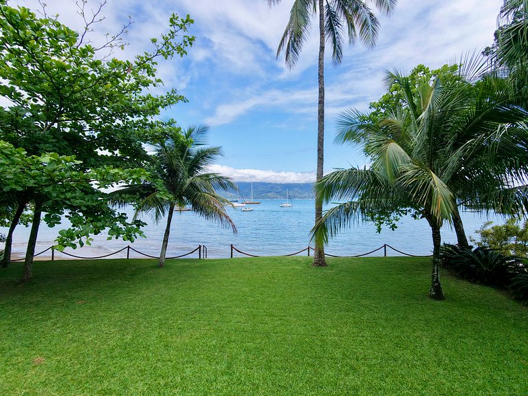 Casa à beira-mar ao Norte de Ilhabela