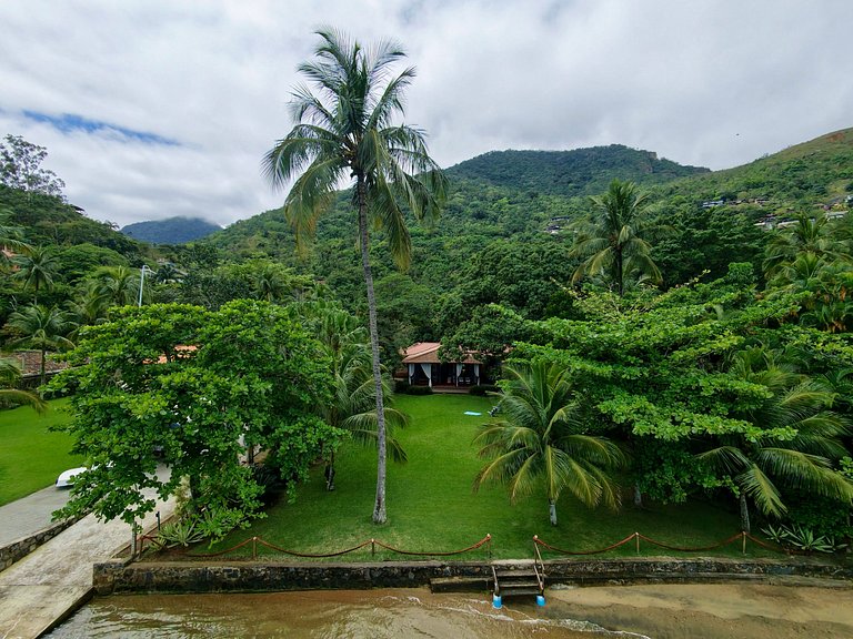 Casa à beira-mar ao Norte de Ilhabela