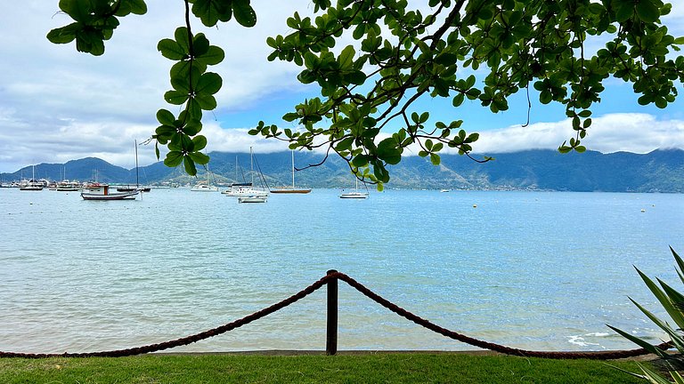 Casa à beira-mar ao Norte de Ilhabela