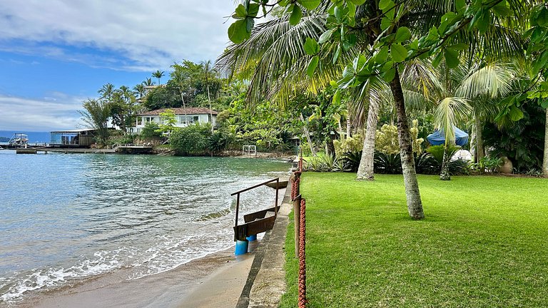 Casa à beira-mar ao Norte de Ilhabela