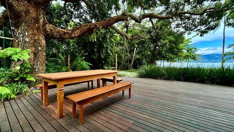 Casa à beira-mar ao Norte de Ilhabela