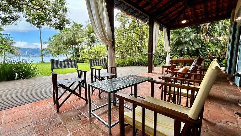 Casa à beira-mar ao Norte de Ilhabela