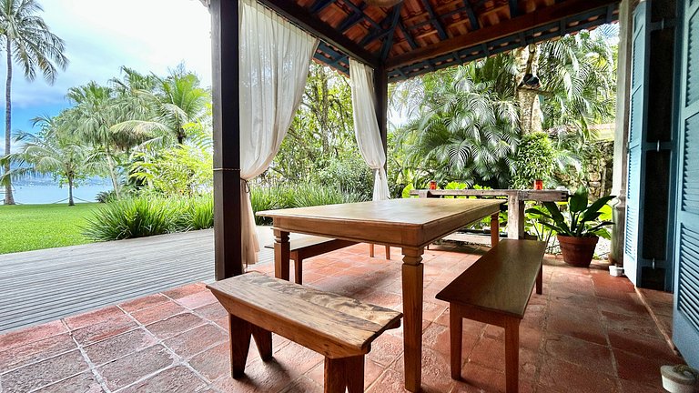 Casa à beira-mar ao Norte de Ilhabela
