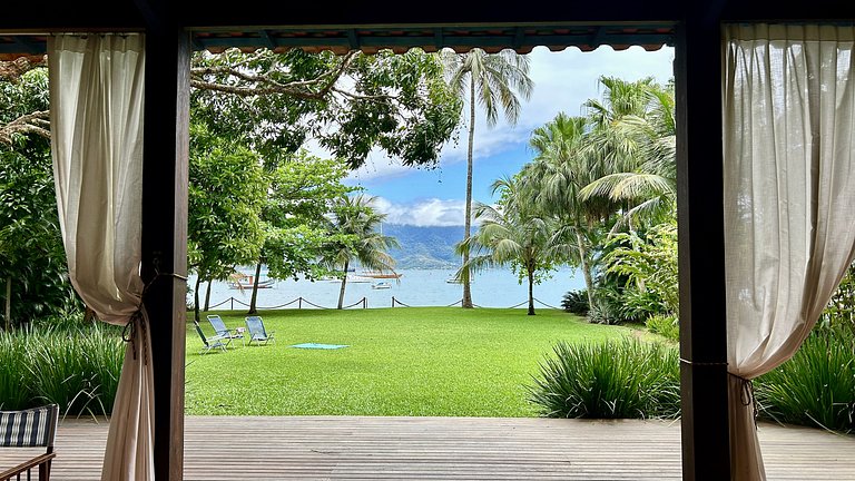 Casa à beira-mar ao Norte de Ilhabela