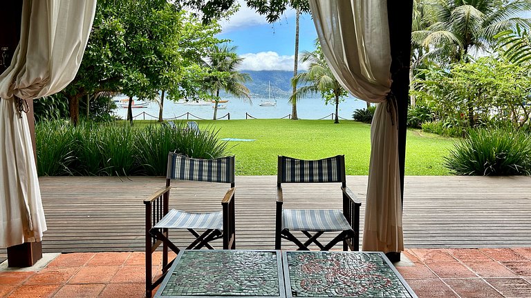 Casa à beira-mar ao Norte de Ilhabela